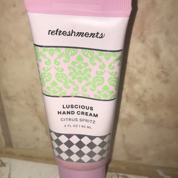 “REFRESHMENTS” Face Wipes & Hand Cream Bundle (NEW)!! - Picture 3 of 7